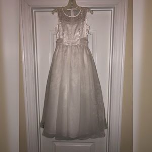 Girls White/Off White Size 8 Oleg Cassini Gown